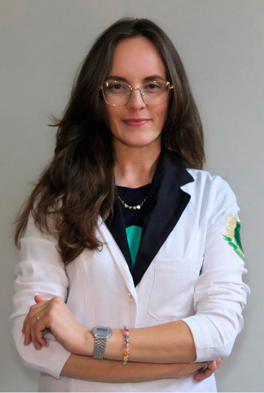 Fisioterapeuta da VOLL Studios Juiz de Fora orientando um exercício